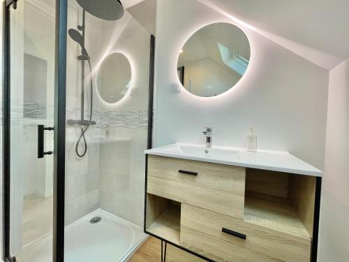 une salle de bain avec un lavabo et une douche dans l'établissement LE CALLOCH 3D - Standing - Calme - Wifi - Smart TV, à Quimper