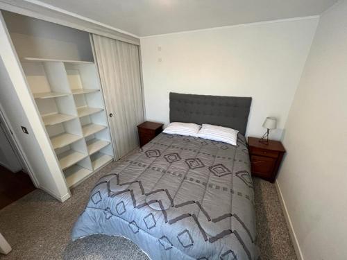 - une chambre avec un grand lit et un placard dans l'établissement Cozy Apartment Near Airport, Secure, and Versatile, à La Serena