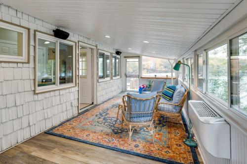 Χώρος καθιστικού στο Waterfront Topping Vacation Home with Boat Dock!