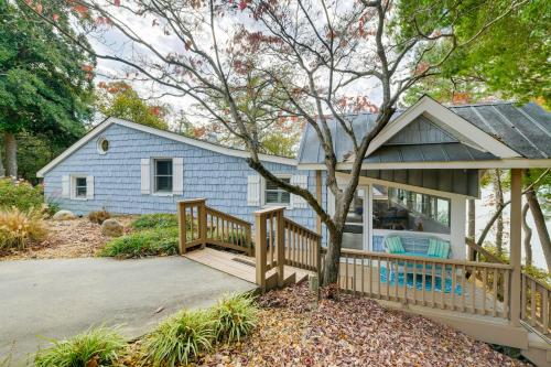 Κήπος έξω από το Waterfront Topping Vacation Home with Boat Dock!