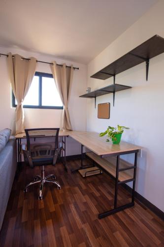 a home office with a desk and a chair at EXPERIENCE in Pescadero