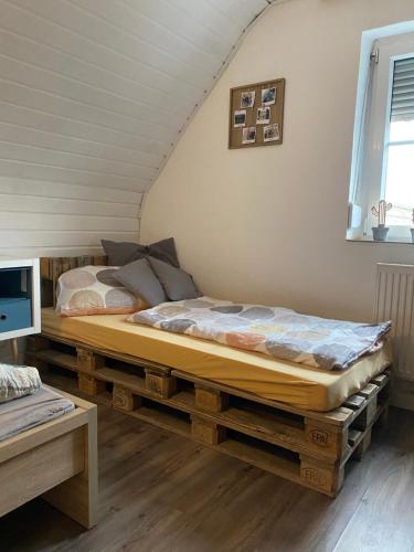- une chambre avec 2 lits dans l'établissement Kinofeeling im Reihenhaus mit schönem Garten, à Schwarzenfeld