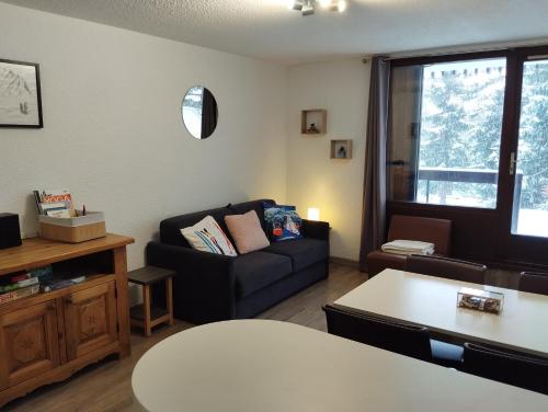 Appartement idéalement situé في سا شيفري: غرفة معيشة مع أريكة وطاولة