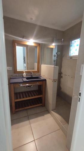 un bagno con lavandino e specchio di Departamento céntrico para 4 personas -Paz en Tandil- a Tandil
