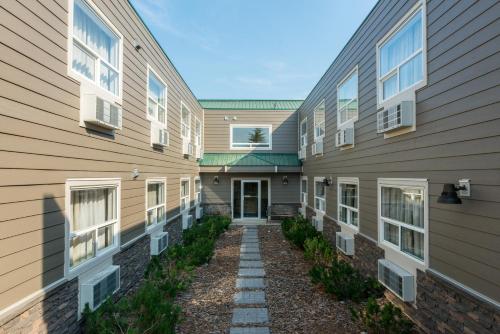 a walkway between two buildings at Canadas Best Value Inn Valemount in Valemount