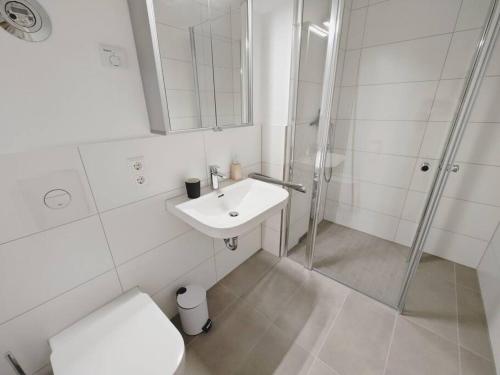 een badkamer met een toilet, een wastafel en een douche bij CASA FRIDA-Zentral-Outlet-Aufzug-Stylisch-Unique in Metzingen