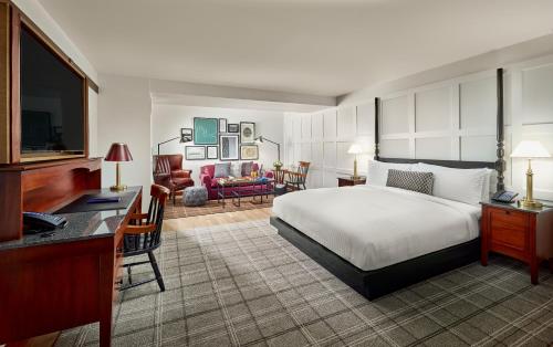 1 dormitorio con 1 cama y sala de estar en The Charles Hotel in Harvard Square, en Cambridge