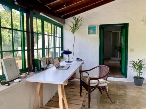 an office with a desk with a computer and a chair at CASA DIEGUITO, TURISMO RURAL in Valleseco