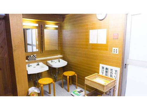 - Baño con 2 lavabos y 2 taburetes en Mori no RyoTei Mount Bandai - Vacation STAY 43099 en Numajiri