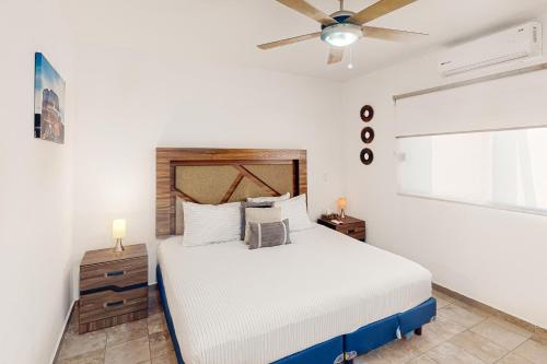 um quarto com uma cama e uma ventoinha de tecto em Law's Paradise Pool Residence em San José del Cabo