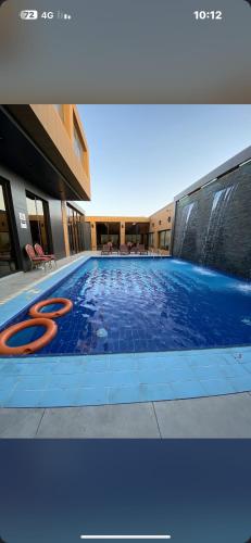فندق حور في جدة: مسبح في مبنى به مسبح كبير