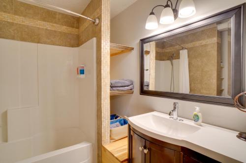 Ванная комната в Kaysville Group Getaway 26 Mi to Snowbasin Resort!