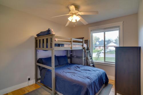 1 dormitorio con litera y ventilador de techo en Kaysville Group Getaway 26 Mi to Snowbasin Resort!, en Kaysville