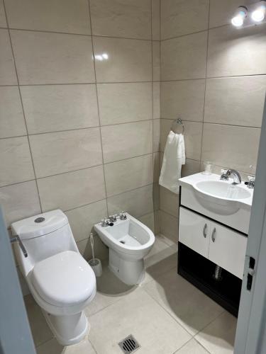 ein Badezimmer mit Toilette und Waschbecken in der Unterkunft Refugio Urbano in Neuquén
