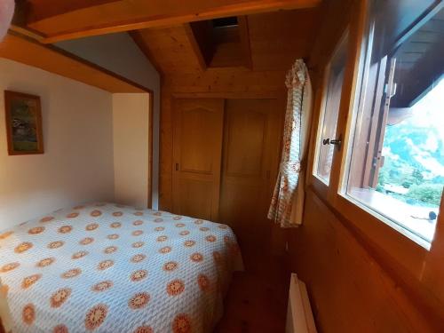 une petite chambre avec un lit et une fenêtre dans l'établissement Charmant T2 Montagne, Balcon, Proche Pistes - Pralognan-la-Vanoise - FR-1-464-4, à Pralognan-la-Vanoise