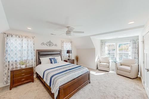 - une chambre blanche avec un lit et une chaise dans l'établissement Auburn Cottage, à Waynesville