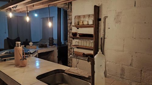 eine Küche mit Spüle und Ziegelwand in der Unterkunft Espacio Joseana in Rivera