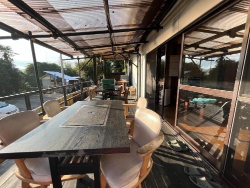 una sala da pranzo con tavolo e sedie sul balcone di Guest house HEART - Vacation STAY 04732v a Hitoyoshi