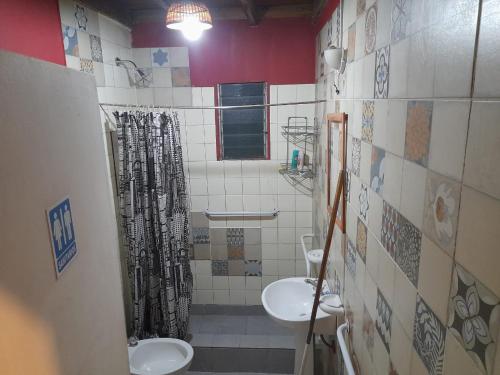 La salle de bains est pourvue de 2 lavabos et de 2 toilettes. dans l'établissement El Carretero, à Ushuaia
