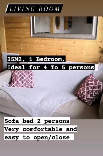 - une chambre avec un lit doté d'oreillers roses et d'un miroir dans l'établissement Charmant T2 classé 3 étoiles, Les Crozats, Magnifique vue montagne, à Avoriaz