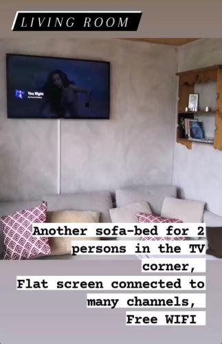 d'un salon avec une télévision. dans l'établissement Charmant T2 classé 3 étoiles, Les Crozats, Magnifique vue montagne, à Avoriaz