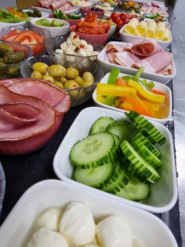 a table topped with trays of different types of vegetables at Haiminger Hof in Haiming