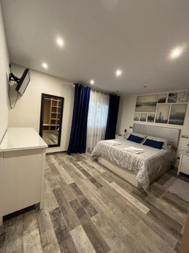 ein Schlafzimmer mit einem Bett mit blauen Kissen in der Unterkunft La Chabola in Sobarzo
