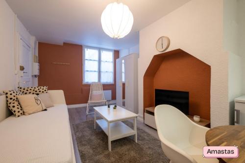 un salon avec un canapé et une cheminée dans l'établissement Cosy new studio in central Toulouse, à Toulouse