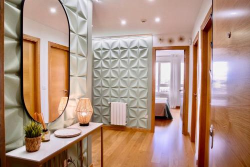 盧戈的住宿－Muralla & Views，走廊上设有镜子,房间设有床