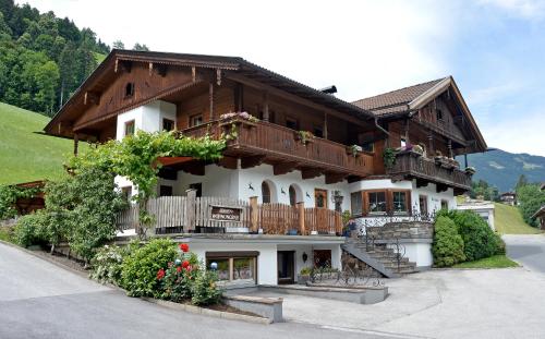ヒパッハにあるKashütteの屋上にバルコニーがある大きな家