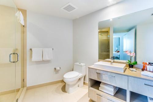 Ванна кімната в Zen 2-Bedroom Ocean View Best Stay
