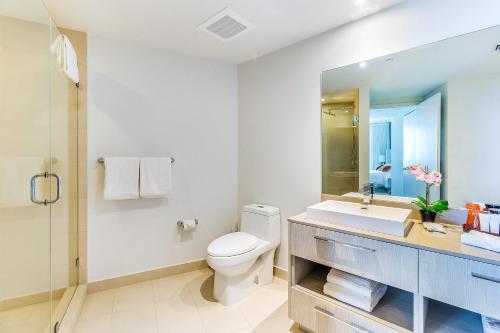 un baño con inodoro y lavabo en Zen 2-Bedroom Ocean View at Lyfe Resort, en Hollywood