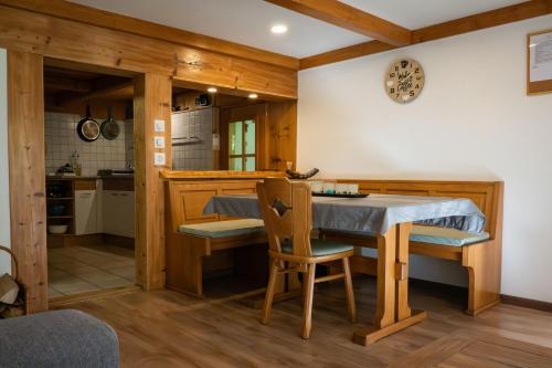 eine Küche mit einem Tisch und Stühlen im Zimmer in der Unterkunft Chalet Elza in Lauterbrunnen