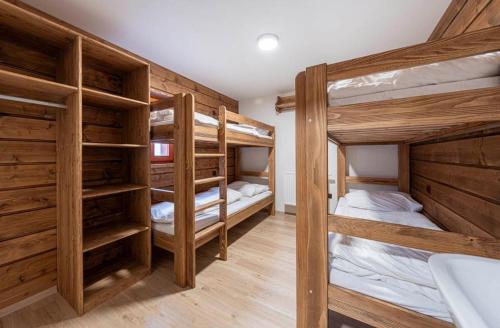 - un ensemble de lits superposés dans une chambre dans l'établissement Horská bouda Krakonoš, à Černý Důl