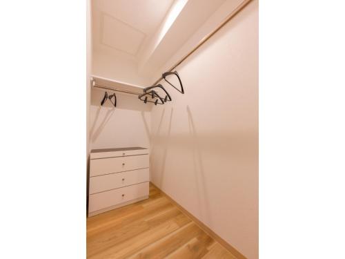 VILLA KOSHIDO KOTONI - Vacation STAY 49614v في سابورو: غرفة بسرير وخزانة