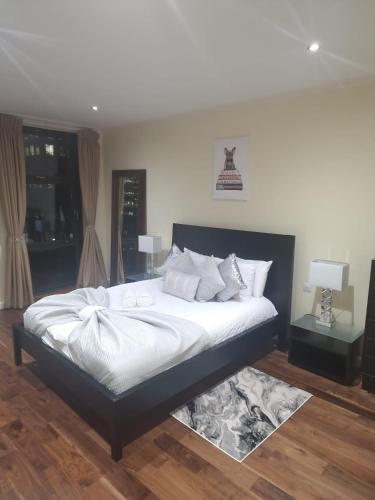 Postel nebo postele na pokoji v ubytování Lux 2 Bed Flat in Canary Wharf