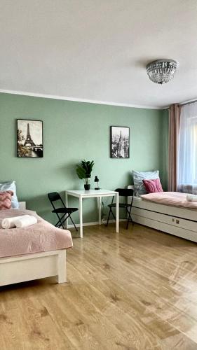 Beautiful rooms in Szczecin - parking Gratis في شتتين: غرفة بسريرين وطاولة فيها