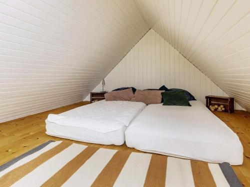 duże białe łóżko w białym namiocie w obiekcie Holiday home Karrebæksminde IX w mieście Karrebæksminde