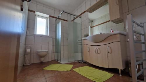 uma casa de banho com um lavatório e um WC em Ferienhaus Lena em Oetz