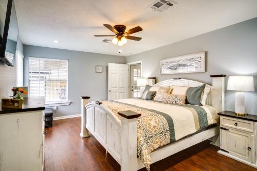 um quarto com uma cama e uma ventoinha de tecto em Lake Charles Home with Gas Grill and Fenced-In Yard! em Lake Charles