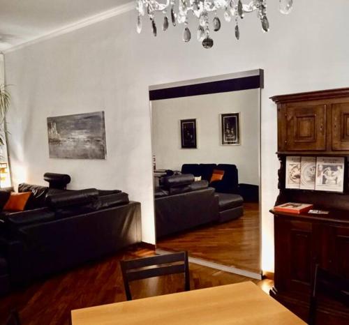 Ein Sitzbereich in der Unterkunft Appartamento Crisopoli in pieno centro a Parma