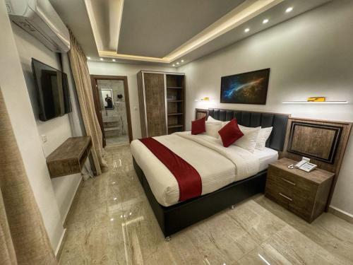 - une chambre avec un grand lit et une salle de bains dans l'établissement Petra Bermudez Hotel, à Wadi Musa