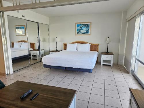 um quarto de hotel com uma cama e uma mesa em Ilikai Tower 1533 Yacht Harbor View 1BR em Honolulu