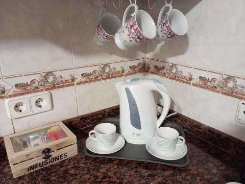 Una tetera y tazas están sentadas en un mostrador en La Cala de Vida, en La Cala de Mijas