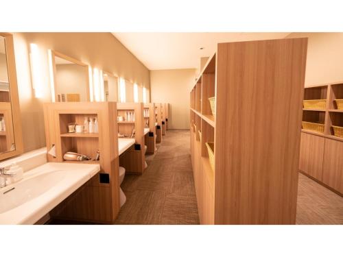 a bathroom with a row of sinks and mirrors at TORIFITO HOTEL&POD NISEKO - Vacation STAY 81523v in Kutchan