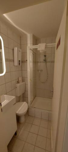 a bathroom with a shower and a toilet and a sink at RüStudio, Nähe RÜ & Messe, Museum Folkwang, NETFLIX in Essen