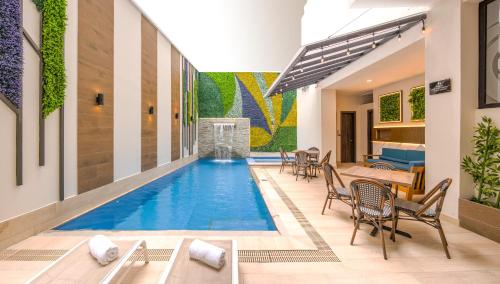 una piscina en medio de una casa en REEC Machala by Oro Verde Hotels, en Machala