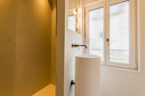 une salle de bain avec un lavabo et une fenêtre dans l'établissement aÏA KEYWEEK Quiet town house, à Biarritz