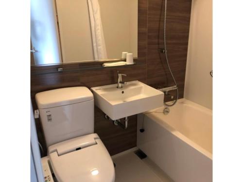 ein Badezimmer mit einem WC, einem Waschbecken und einer Badewanne in der Unterkunft Business INN Umesaki - Vacation STAY 63382v in Nagasu