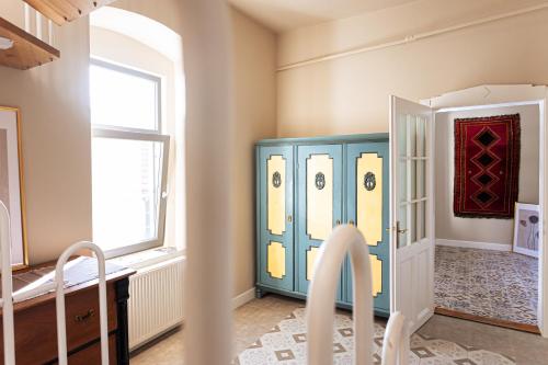 a room with a blue cabinet and a window at ESTER'S Szentbékkálla in Szentbékkálla